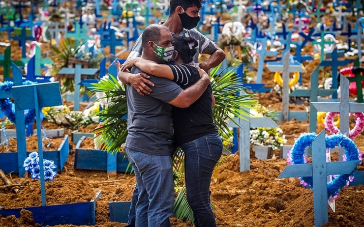 Famille en deuil au cimetière de Manaus au Brésil
