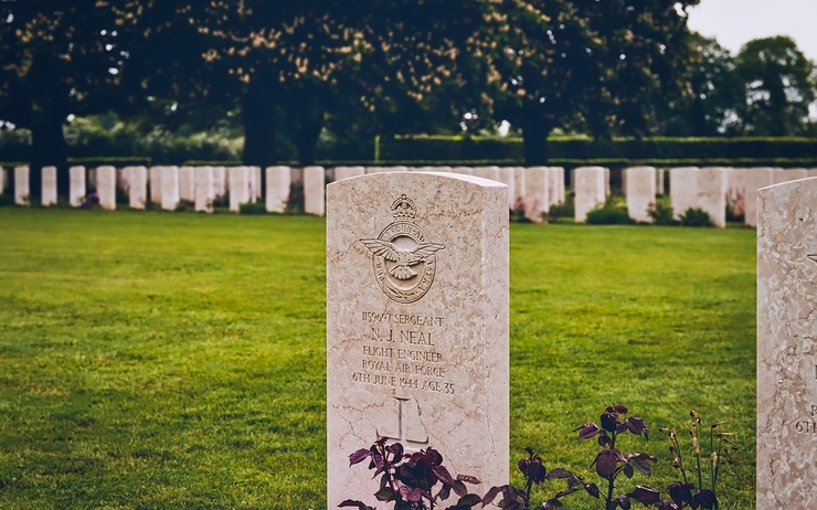 Une tombe britannique d'un soldat tombé le jour du débarquement