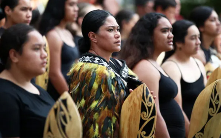 des femmes maori en tenue traditionnelle en Nouvelle-Zélande