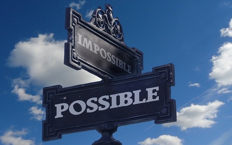Deux panneaux dans des sens différents, avec écrit "impossible" et "possible" 