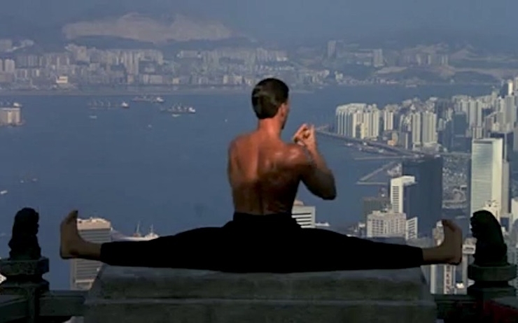 grand écart latéral par Jean-Claude Van Damme dans Bloodsport sur le Peak de Hong Kong
