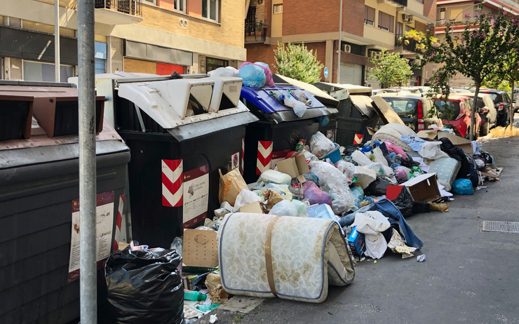 une rue de Rome remplie de déchets