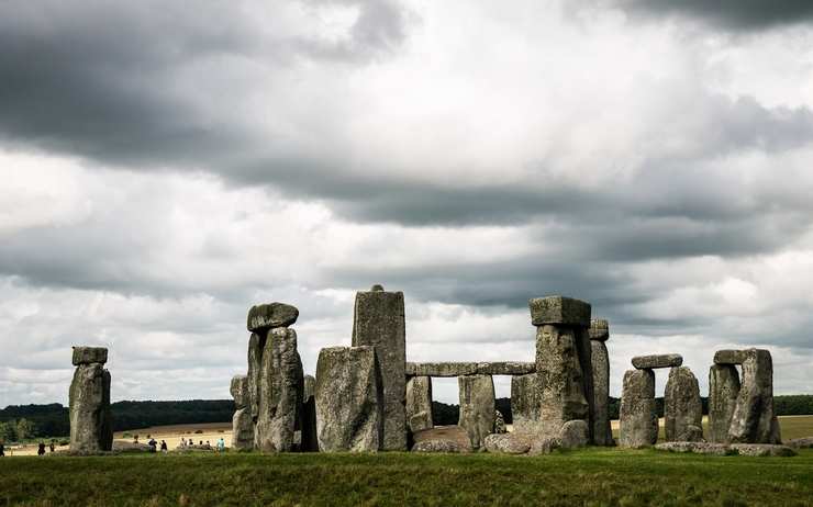 Le site de Stonehenge avec un ciel nuageux