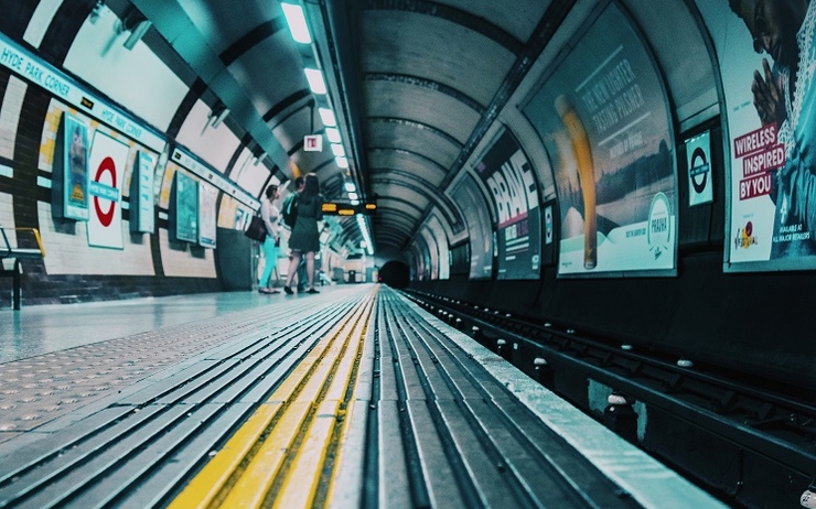 Vue de l'intérieur du métro de Londres, sur le bord du quai