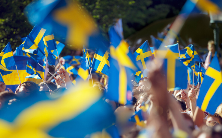des supporters brandissent le drapeau de la Suède pendant l'Euro 2020