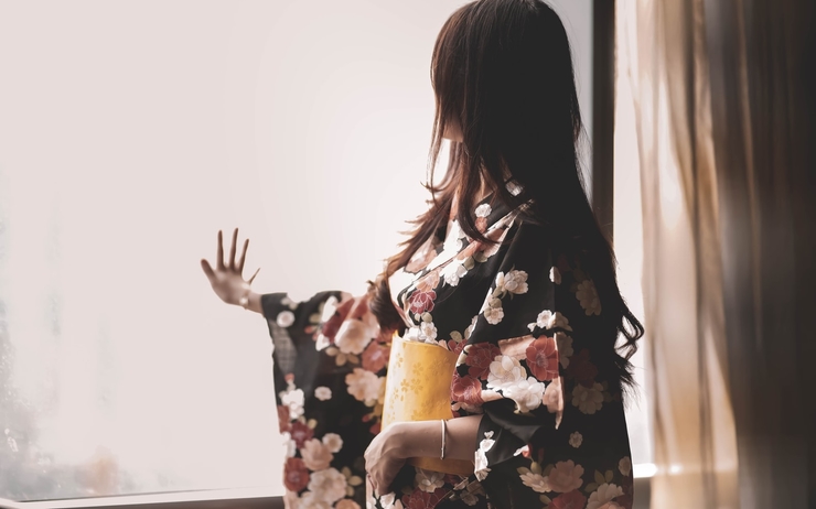 fille en kimono qui touche une fenêtre