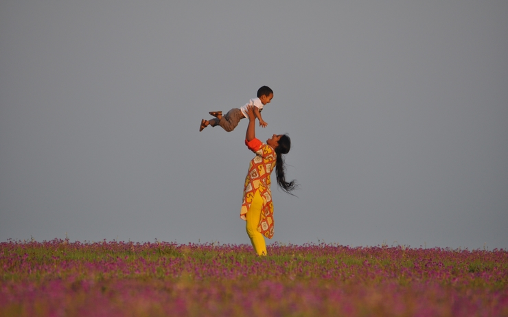 une femme tient son enfant dans ses bras 