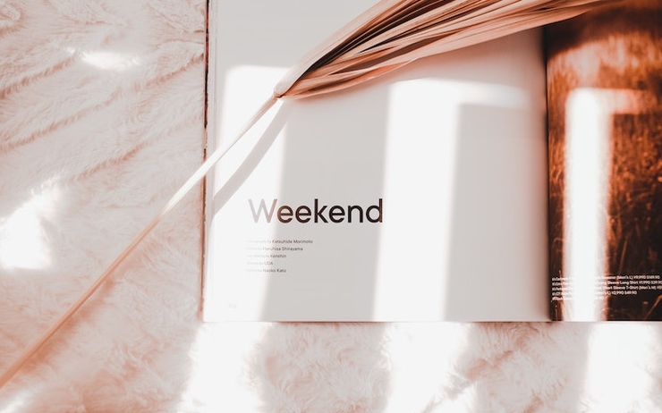 Magazine design ouvert sur une page weekend 