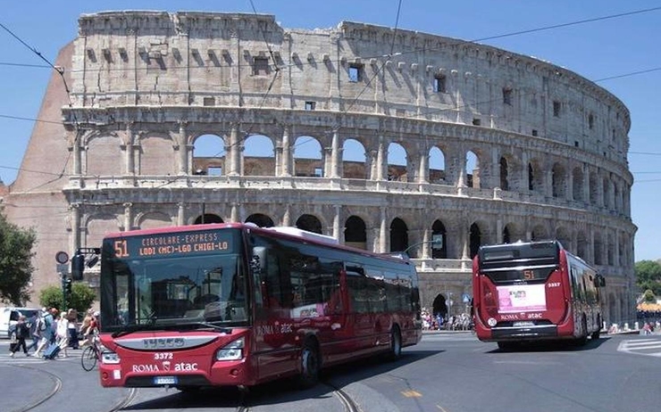 Les bus de la ville de Rome devant le Colisée