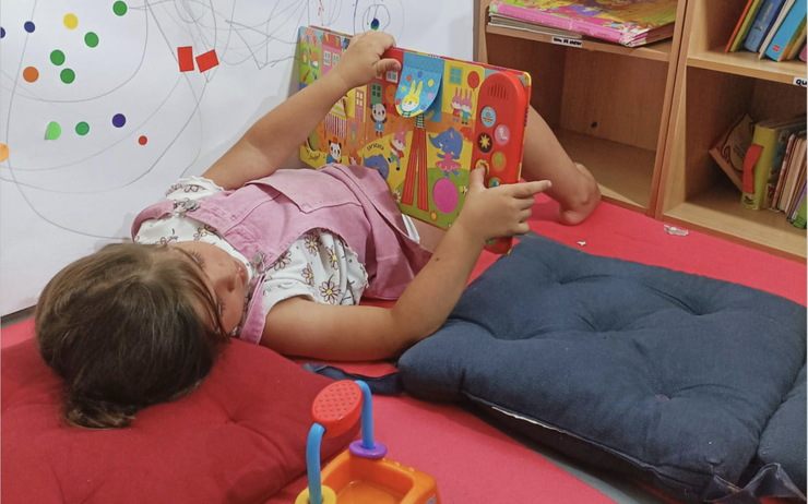 Un enfant lit un ouvrage