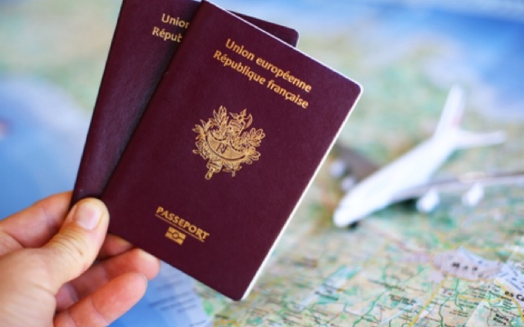 Passeports français au dessus d'une carte