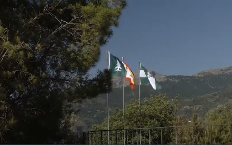 3 drapeaux flottent à l’entrée de la Sierra de las Nieves 