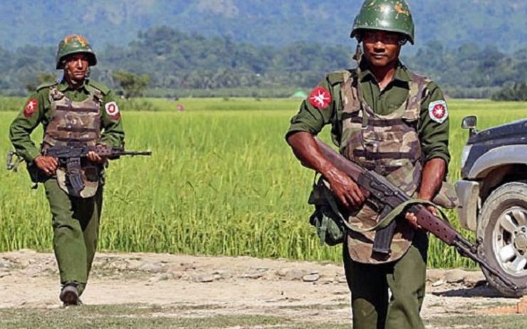 Des soldats birmans devant une rizière dans le Kachin