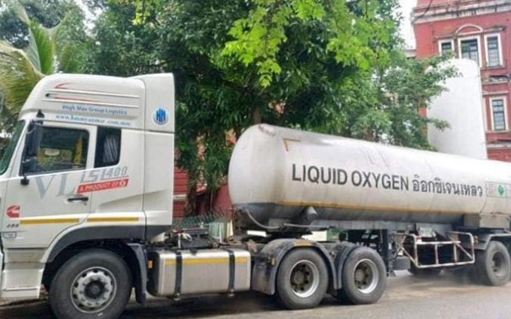 Un camion de transport d'oxygène liquide en provenance de Thailande