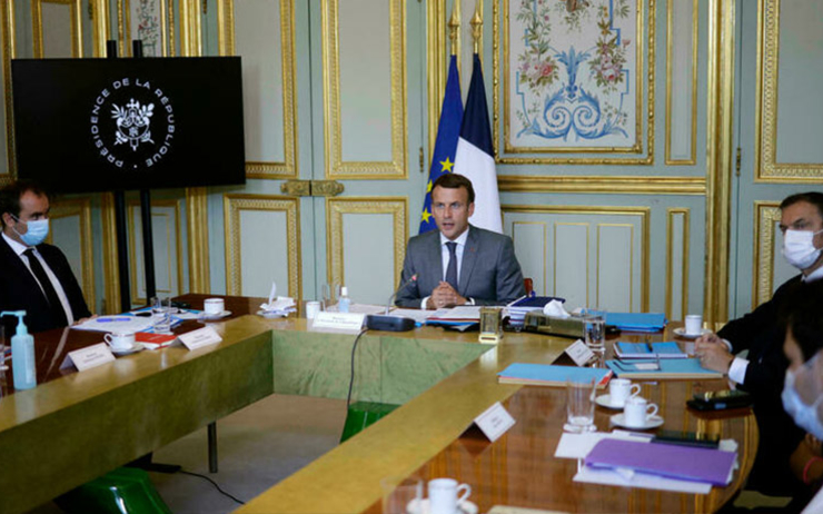 Emmanuel Macron derrière son bureau avec ses ministres