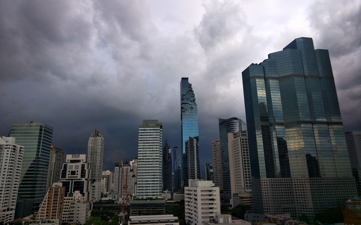 Un orage se prepare sur un quartier d'affaires de Bangkok