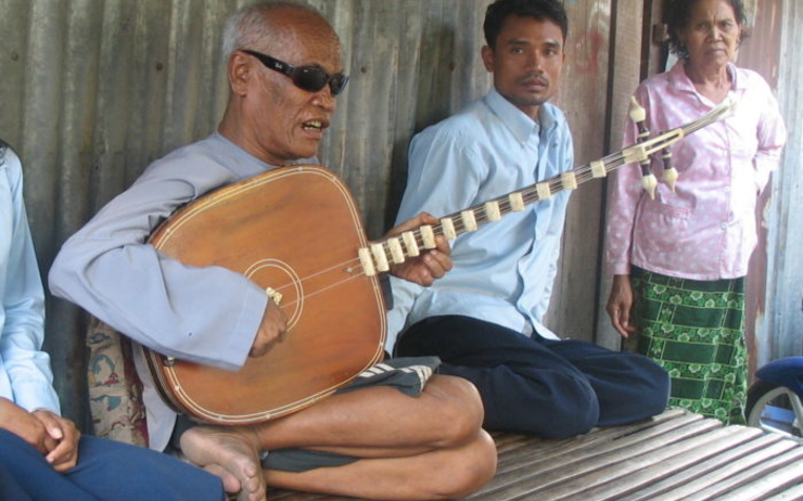 Kong Nai, célèbre joueur de chapei dang veng, en train de jouer de son instrument à Phnom Penh en 2007