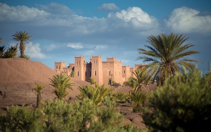 Un chateau au Maroc dans le desert sous une vague de chaleur