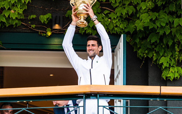 Novak Djokovic soulevant le trophée de Wimbledon
