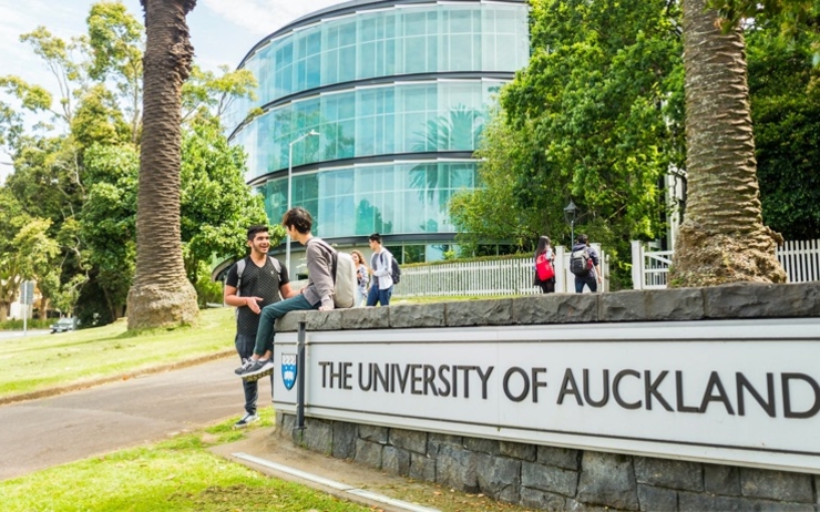 Des élèves devant l'Université d'Auckland