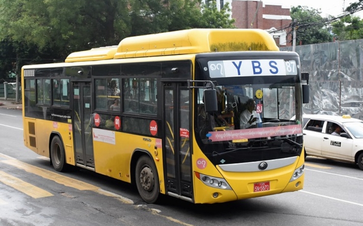 Un bus YBS jaune comme ceux qui ont ramené les prisonniers libérés chez eux