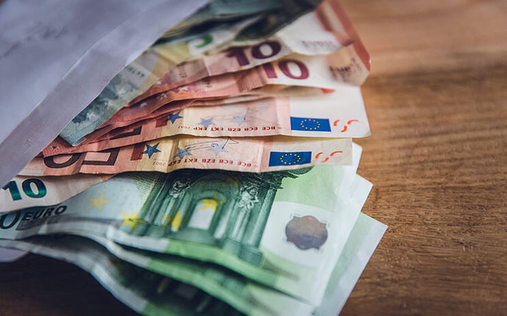 Euros depassant d'une enveloppe