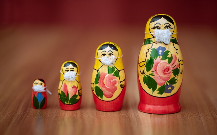 Quatre poupées russes portent des masques 