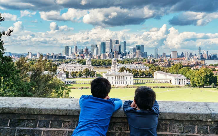 Deux enfants admirant la vue de Londres