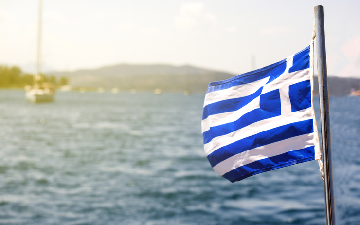Un drapeau grec sur un bateau de croisière