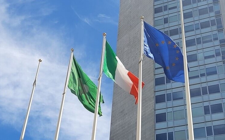 drapeaux européen italien dans le ciel