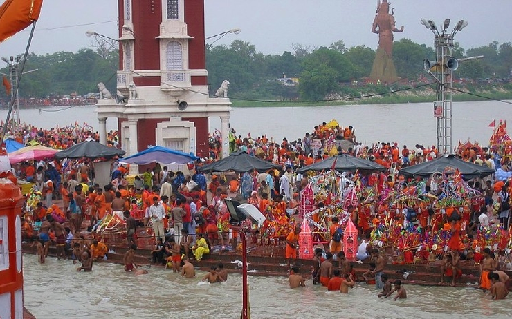 les pélerins puisent l'eau à Haridwar pour le kanwar yatra