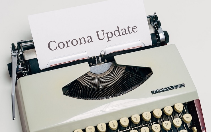 Une machine à écrire, dedans le début d'un document intitulé "Corona Update"