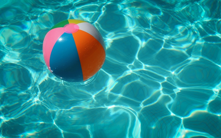 Un ballon flotte à la surface d'une piscine 