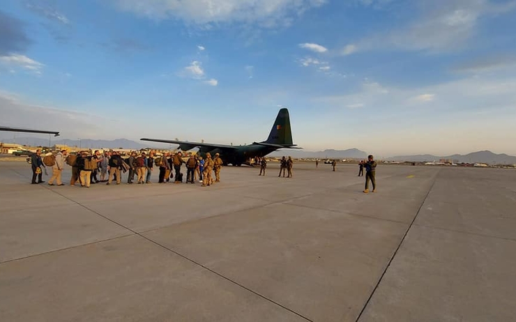 Un tarmac avec un avion ramenant des roumains depuis l'Afghanistan 
