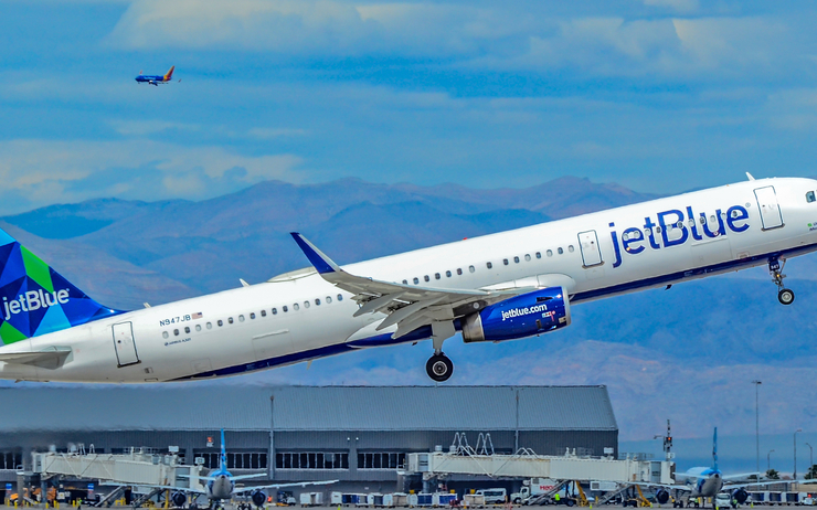 Un avion Jet Blue prenant son envol.