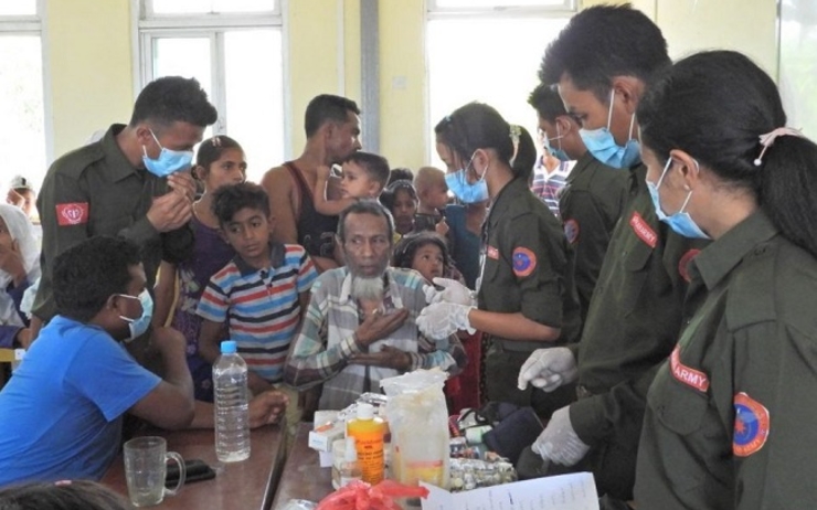 Des membres de l'Armée de l'Arakan administrent un vaccin anti-covid en Birmanie