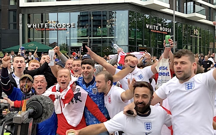 Des supporters anglais devant le stade de Wembley