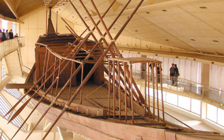 La barque solaire de Khéops est arrivée au Grand musée égyptien du Caire
