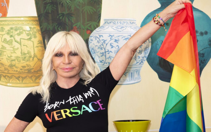 Donatella Versace brandit le drapeau de la gay pride