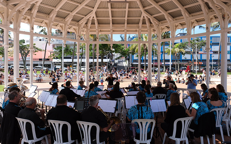 L'orchestre symphonique OCEAN jour sous le kiosque à musique du centre ville de Nouméa