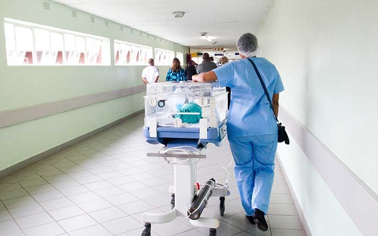 Des médecins emmenent un patient dans un hôpital