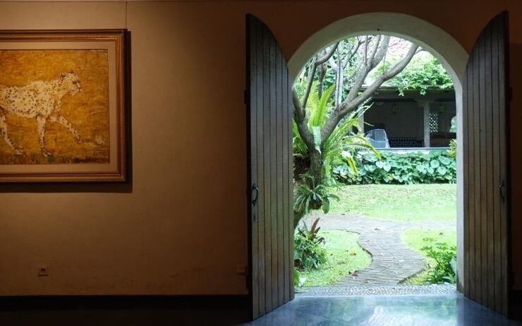 Vue du jardin depuis la galerie Duta Fine Arts