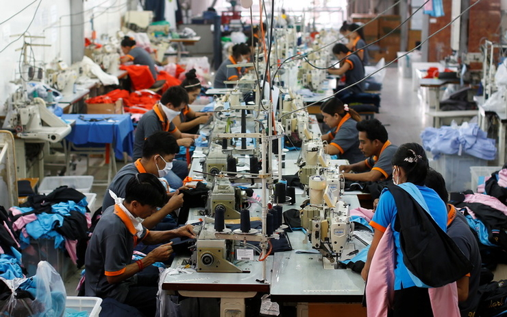 Une chaine de production dans l'Industrie textile en Thailande