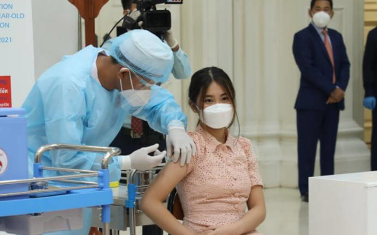 La fille ainée de Hun Manet se fait vacciner