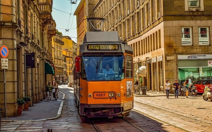 Tramway jaune dans la rue de milan