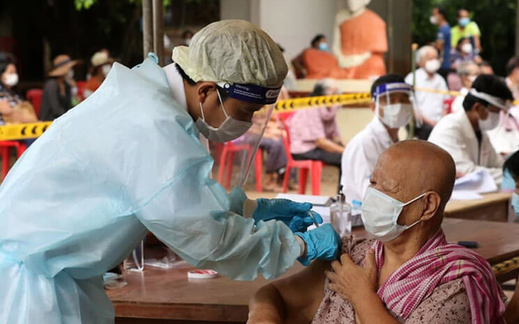 Une grand mère cambodgienne reçoit une dose de vaccin source AKP