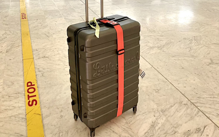 Une valise oubliée au cœur d'un aéroport