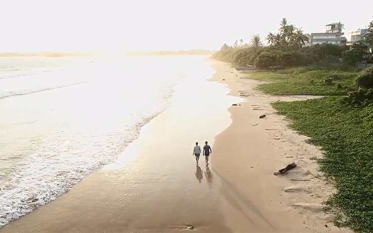 Un couple marche sur une plage thailandaise