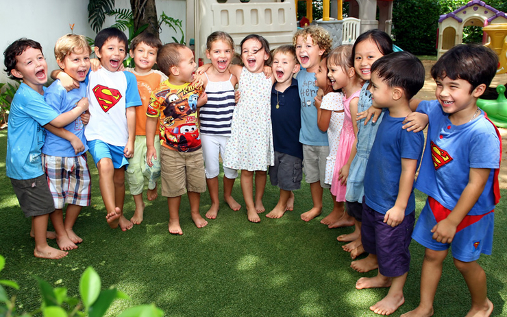 Des enfants en cercle dans la cour de l'Ecole bilingue Acacia a Bangkok