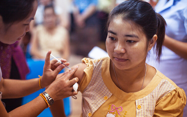 cdc-Une jeune femme asiatique se fait vacciner